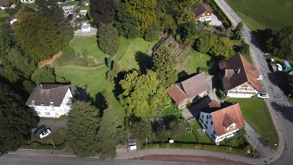 Das Luppmenareal mit Villa Spörri (links unten), Kosthaus (rechts unten) und Riegelhaus (rechts mittig). Oben links das bereits sanierte Teehaus. (Archivbild) Der sanierte Teepavillon wird eingeweiht.